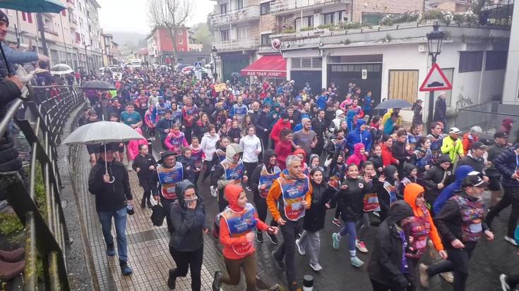 Herritarrek kaleak hartu zituzten Korrikaren mareari itxaroteko