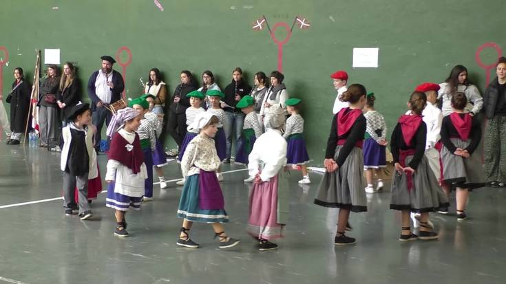 Irrintzi Alai, Aurtzaka, Amets Bide eta Iztueta dantza taldeko txikiak elkartu ziren Legorretan