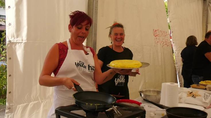 Ajea pasatzeko, patata-tortilla ederrak prestatu zituzten Igartzan