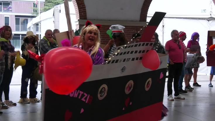 Mozorroak eta umore ona Itsasondoko festetako Ijito Showean