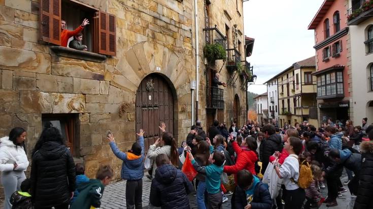 Gozokiak hegan eta eskuak airean San Nikolas Txikin