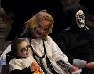 Beldurrezko ibilbidea eginez ospatu zuten Gau Beltza