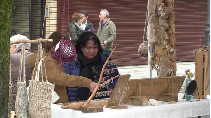 Lazkao plaza ona dela adierazi dute Artisau Azokan parte hartu zuten ekoizleek